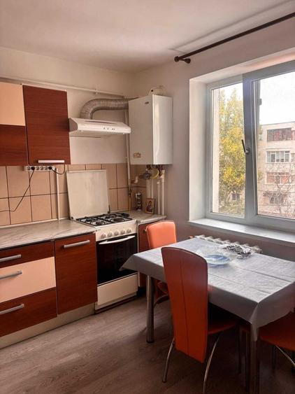 Apartament cu 3 camere semidecomandat în Central