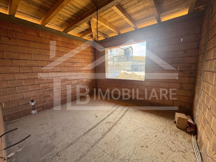 Casă individuală cu 4 camere cu Canalizare în Livezeni