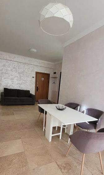 Apartament cu 3 camere semidecomandat, mobilat în Central