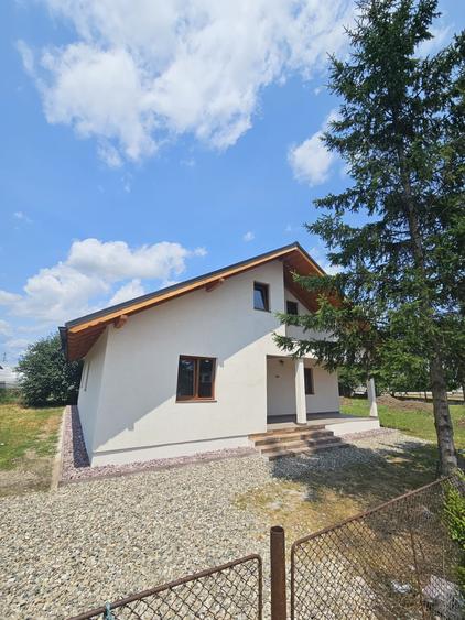 Casă cu 4 camere în Zănești