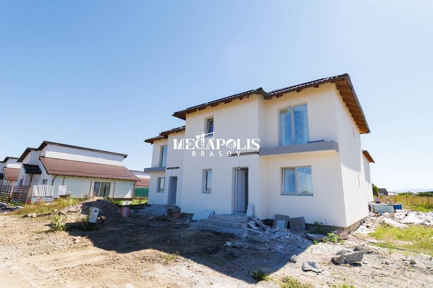 Duplex cu 4 camere cu Canalizare în Sânpetru