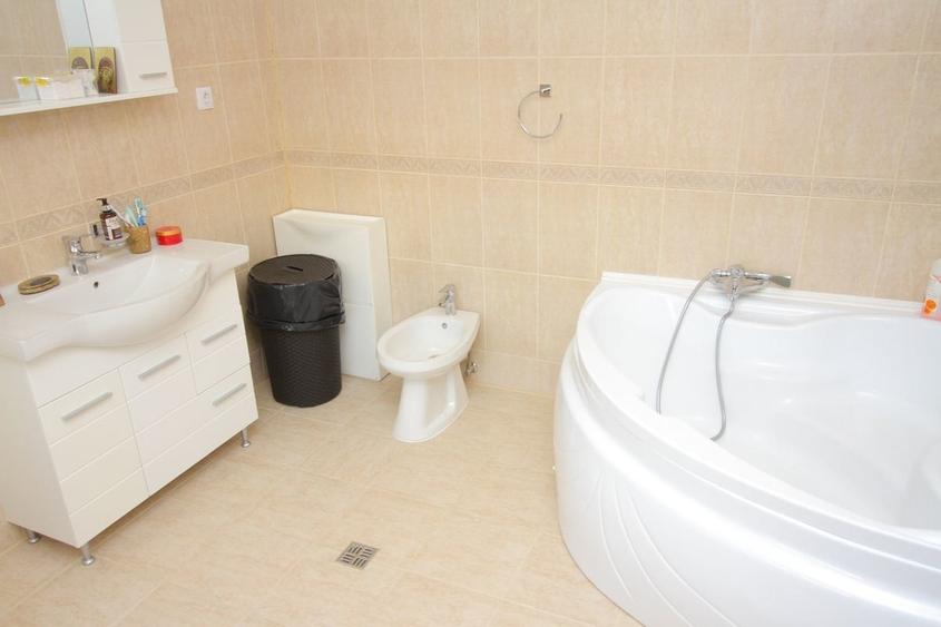 Casă individuală cu 6 camere cu Canalizare în Barbu Văcărescu