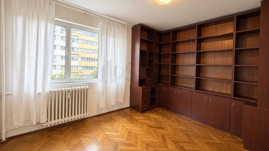 Apartament cu 3 camere semidecomandat în Bucureștii Noi
