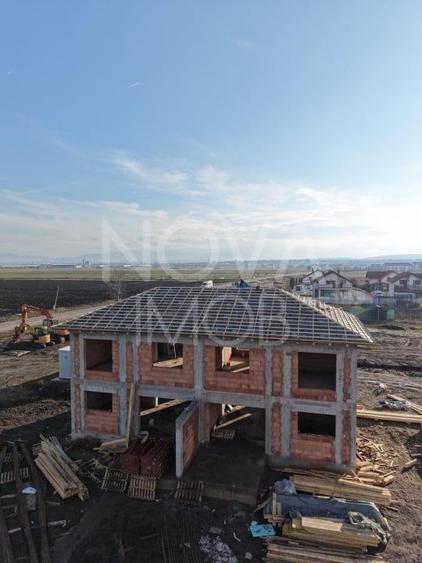 Duplex cu 5 camere cu Canalizare în Șura Mică