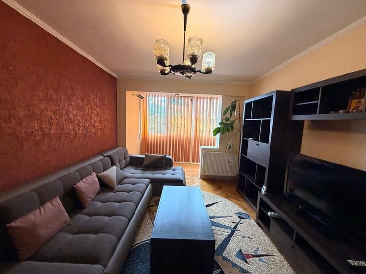 Apartament cu 3 camere semidecomandat în Exterior Vest