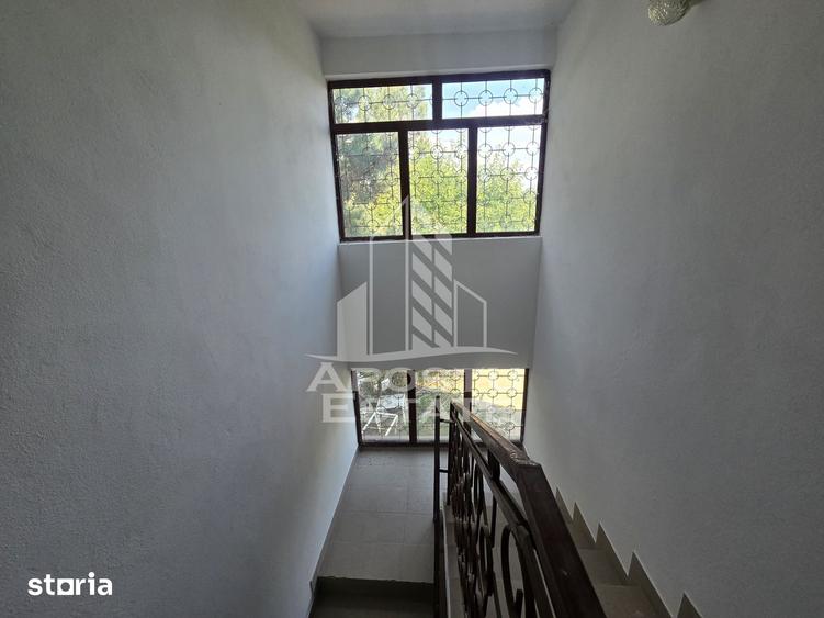 Casă cu 8 camere cu Teren 1140 Mp în Central