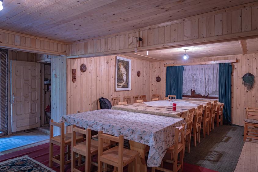 Casă individuală cu 14 camere cu Teren 2700 Mp în Brusturoasa