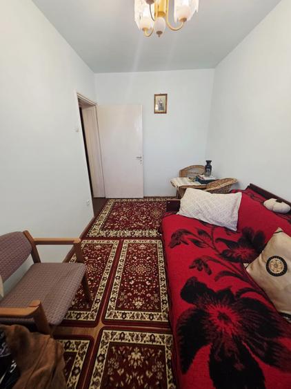 Apartament cu 3 camere semidecomandat în Democrației