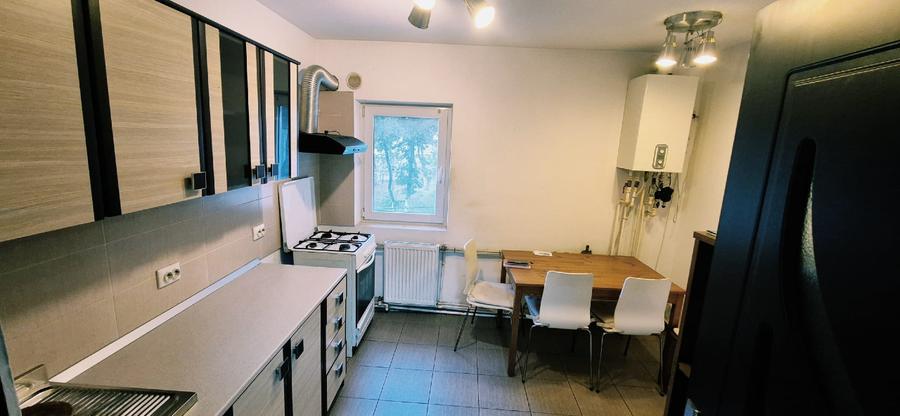 Apartament cu 3 camere decomandat în Drumul Sării