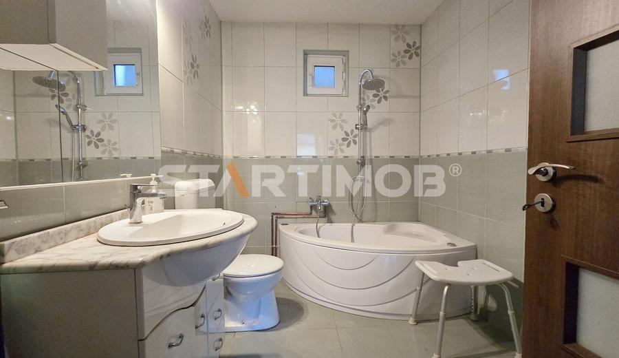 Casă individuală cu 5 camere cu Canalizare în Caragiale