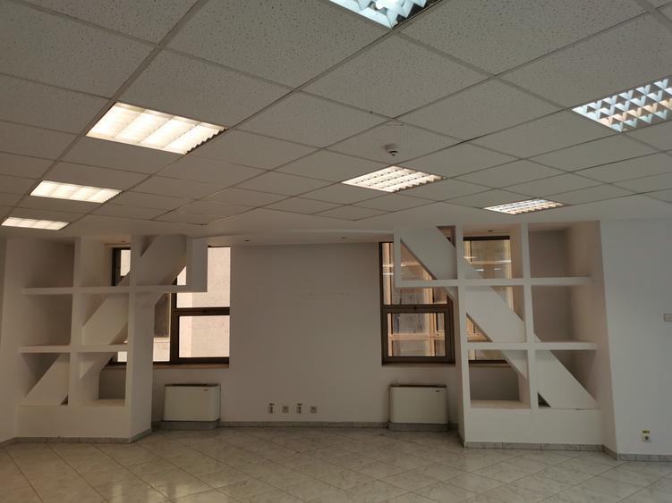 Birou, de 8,175 mp, în Central