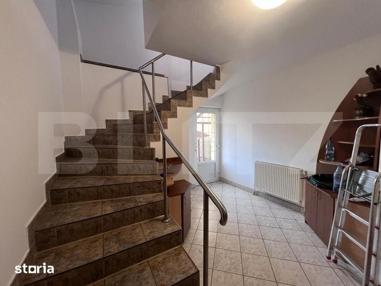 Casă cu 7 camere decomandat cu Teren 430 Mp în Gruia