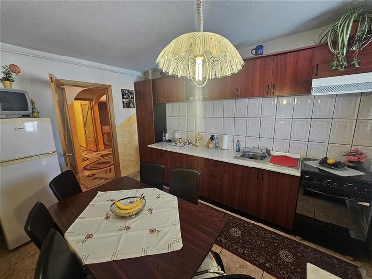 Apartament cu 3 camere decomandat, mobilat în Micro IV