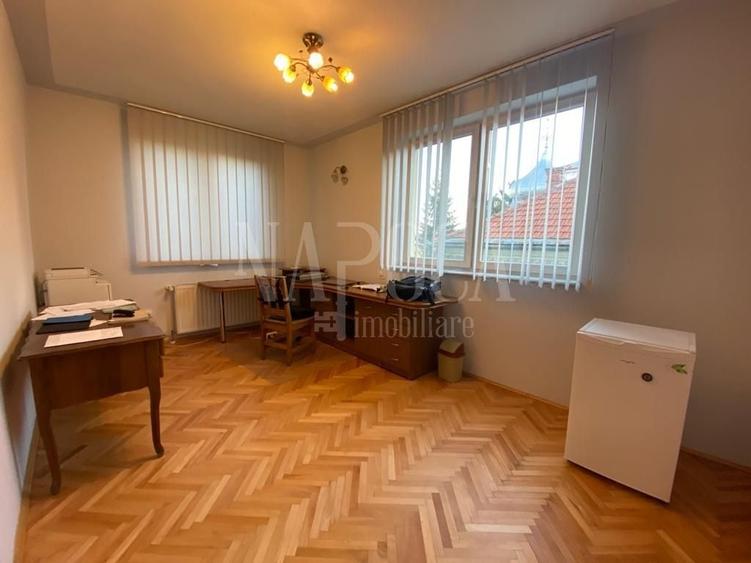 Casă individuală cu 13 camere cu Canalizare în Gruia