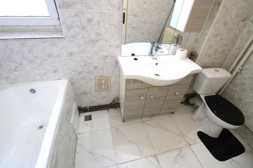 Apartament cu 4 camere semidecomandat în Punctele Cardinale