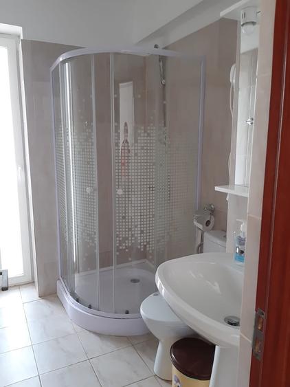 Casă individuală cu 16 camere cu Canalizare în Est
