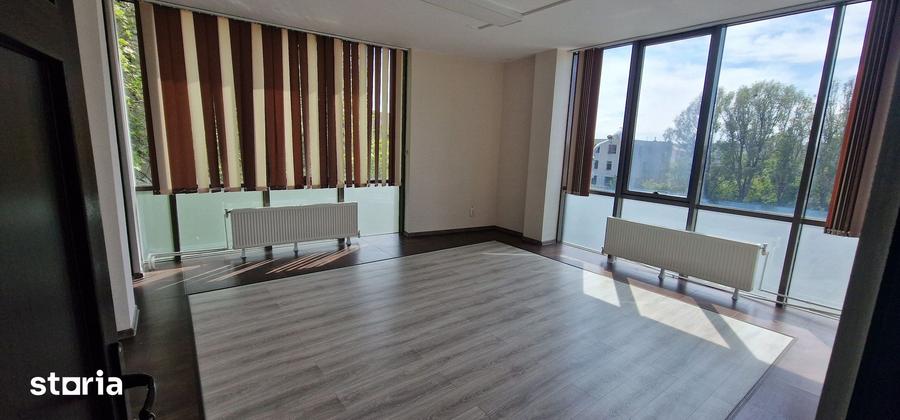 Spațiu comercial, de 240 mp, în Delfinariu