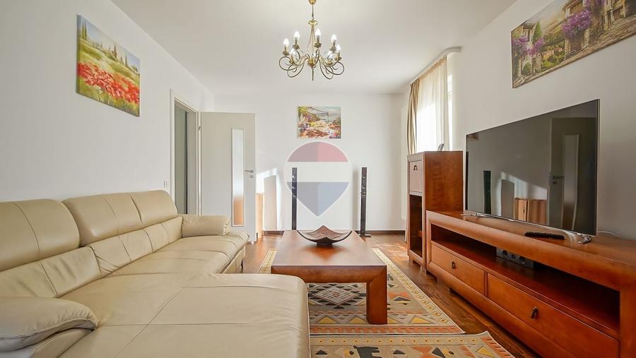 Apartament cu 3 camere decomandat, mobilat în Tractorul