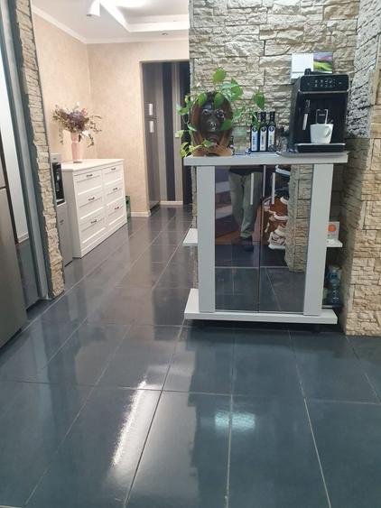 Apartament cu 3 camere decomandat în Valea Rosie