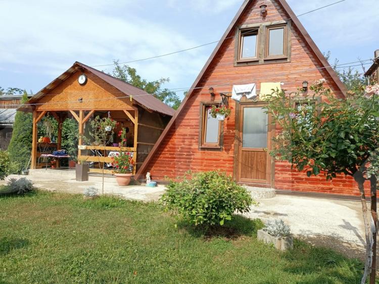 Casă cu 2 camere cu Teren 1326 Mp în Central