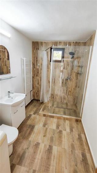 Casă cu 6 camere cu Teren 249 Mp în Rogerius