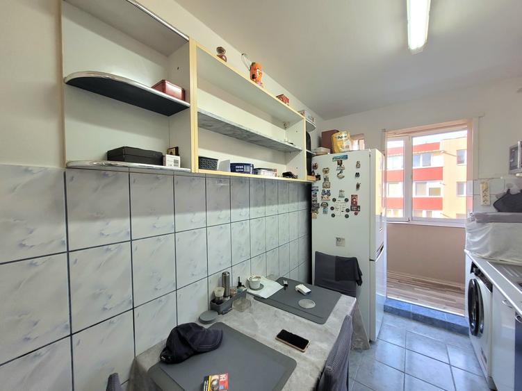 Apartament cu 3 camere decomandat în Florilor
