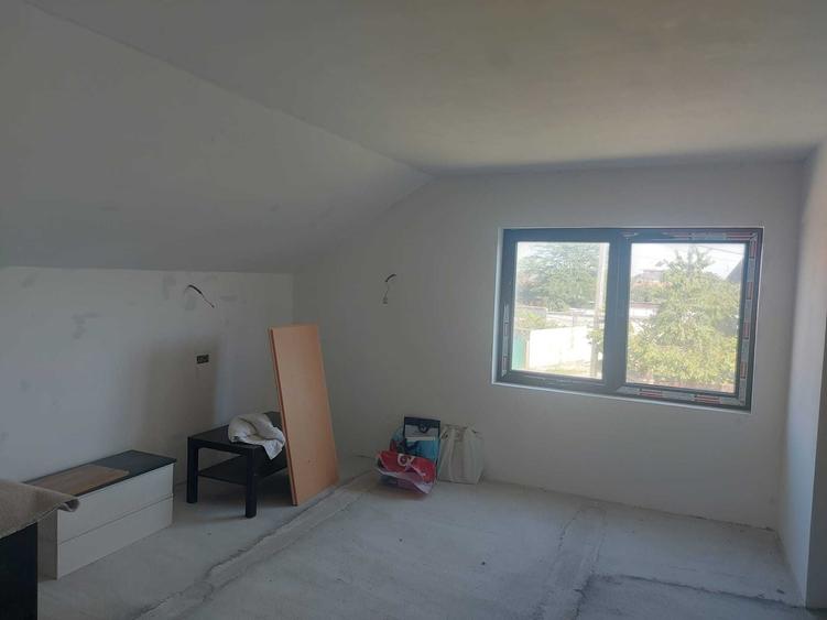 Casă cu 4 camere în Păulești