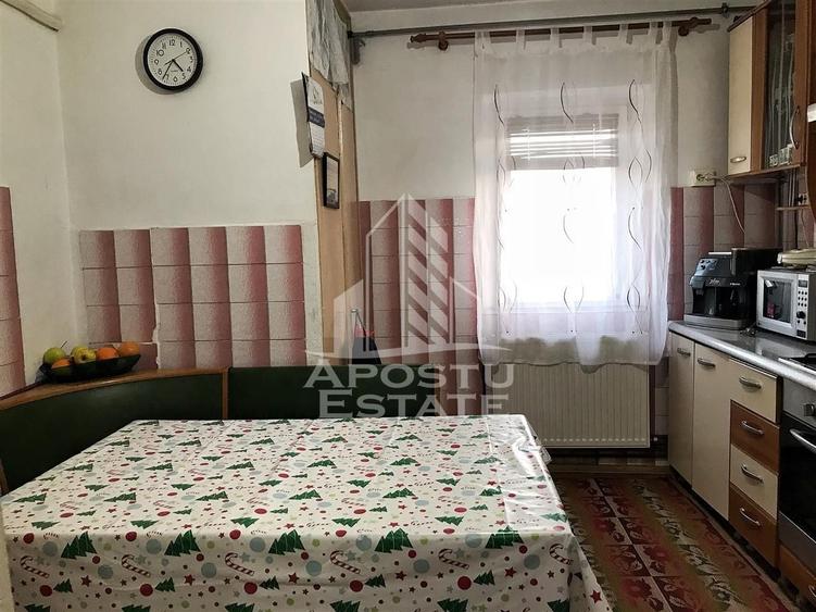 Apartament cu 3 camere decomandat, mobilat în Girocului