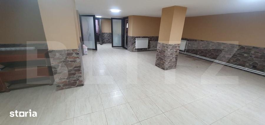 Casă cu 8 camere cu Teren 5955 Mp în Central
