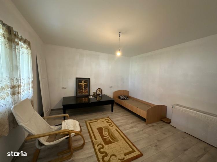 Casă cu 4 camere decomandat în Leș