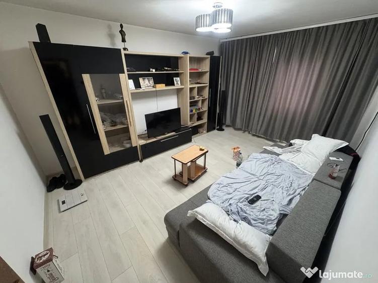 Apartament cu 3 camere decomandat în Poarta 6