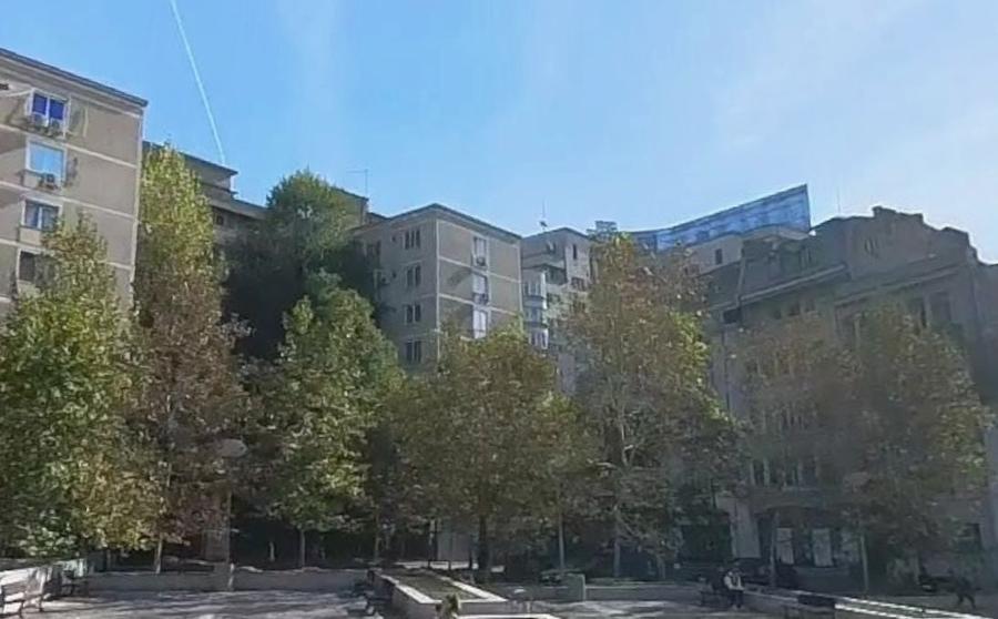 Apartament cu 3 camere semidecomandat, mobilat în