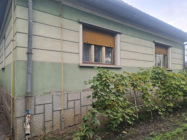 Casă cu 4 camere cu Teren 2550 Mp în Stupini