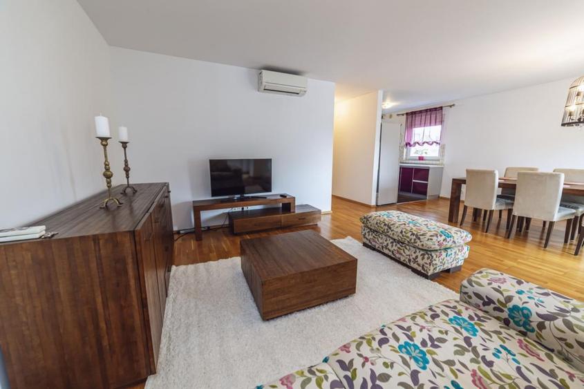 Apartament cu 3 camere decomandat, mobilat în Central