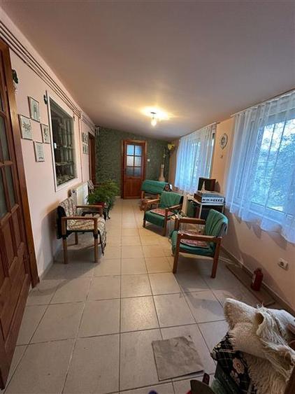 Casă individuală cu 7 camere cu Teren 900 Mp în Est