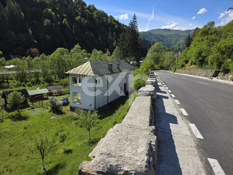 Casă individuală cu 9 camere cu Canalizare în Voineasa