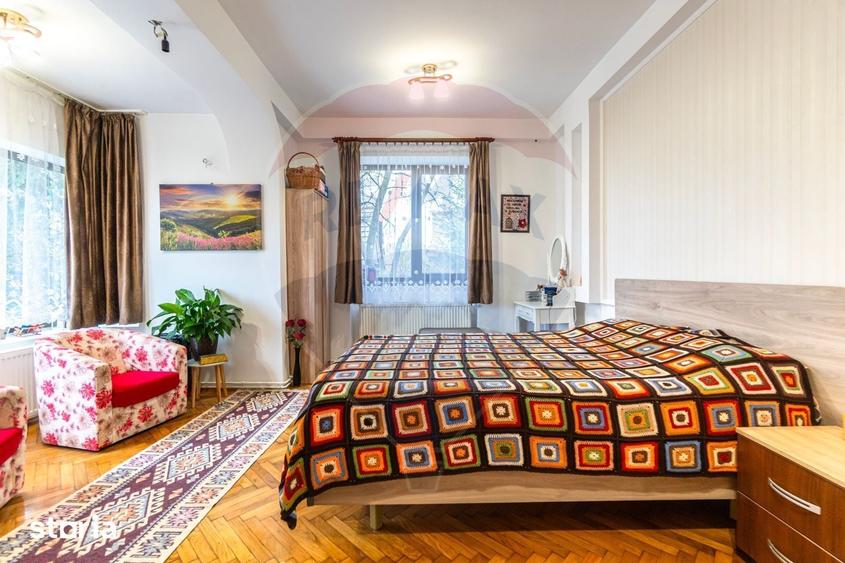 Casă cu 8 camere cu Teren 7150 Mp în Ozun
