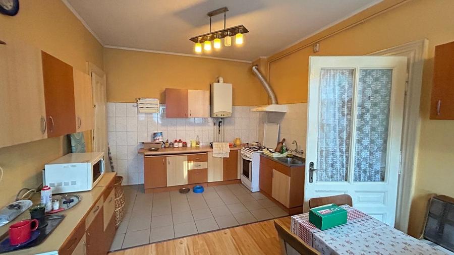 Casă individuală cu 6 camere cu Garaj în Schei