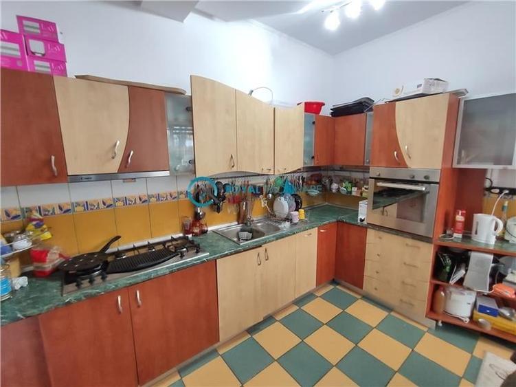 Casă individuală cu 6 camere cu Canalizare în Traian