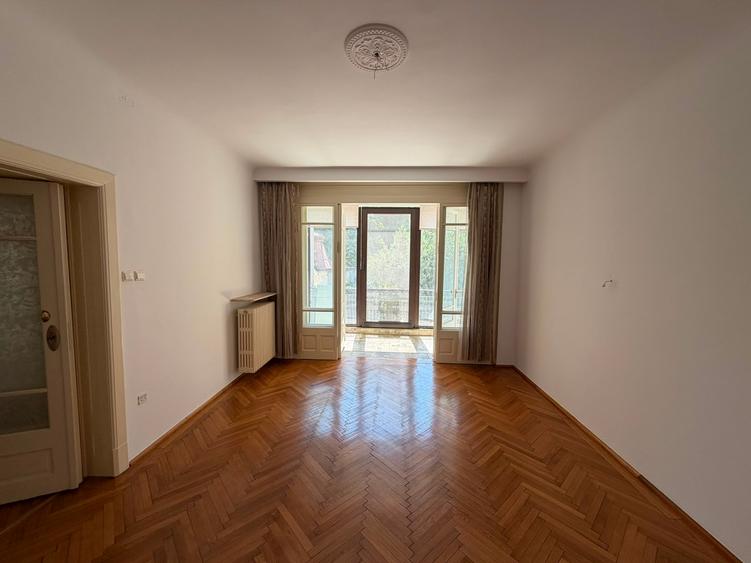 Apartament cu 4 camere semidecomandat în Universitate