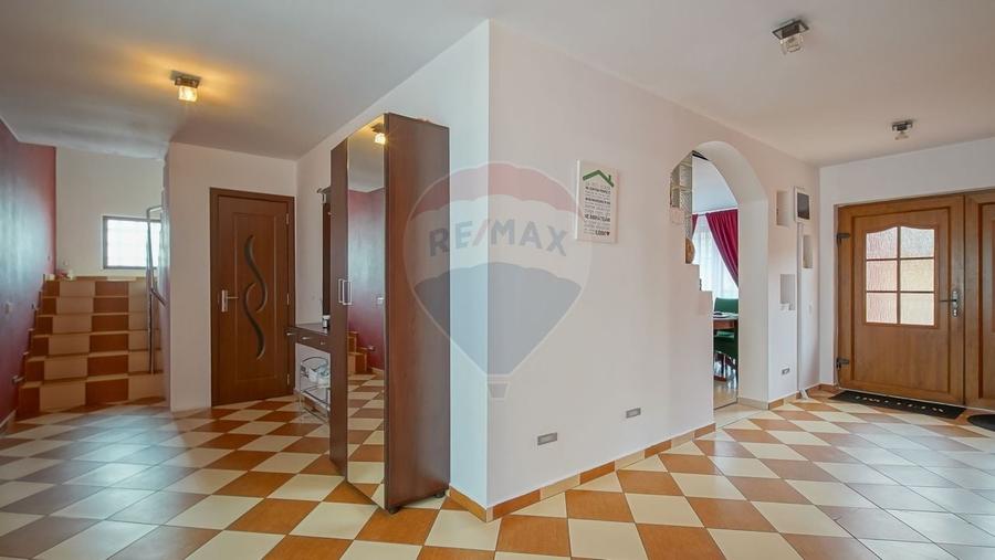 Casă cu 7 camere cu Teren 300 Mp în Central