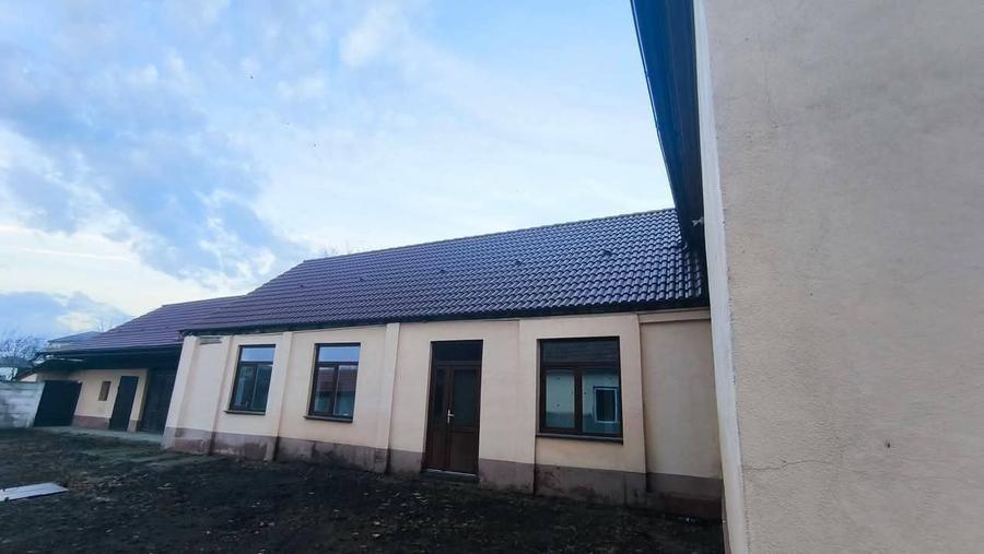 Casă cu 7 camere cu Teren 966 Mp în Variaș