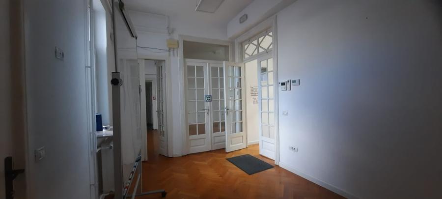 Casă cu 10 camere cu Teren 200 Mp în Unirii