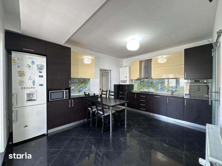 Casă cu 8 camere cu Teren 500 Mp în Odăi