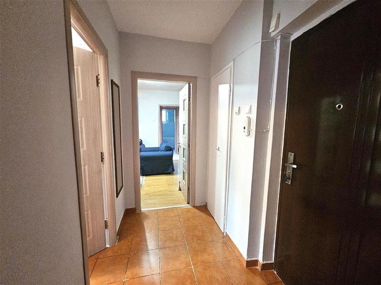 Apartament cu 3 camere semidecomandat în Tătărași