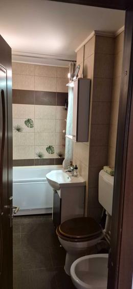 Apartament cu 3 camere decomandat în Nicolina