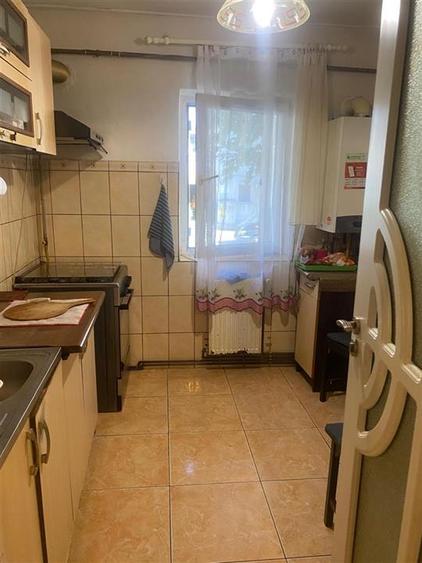 Apartament cu 4 camere decomandat, mobilat în Nicolina