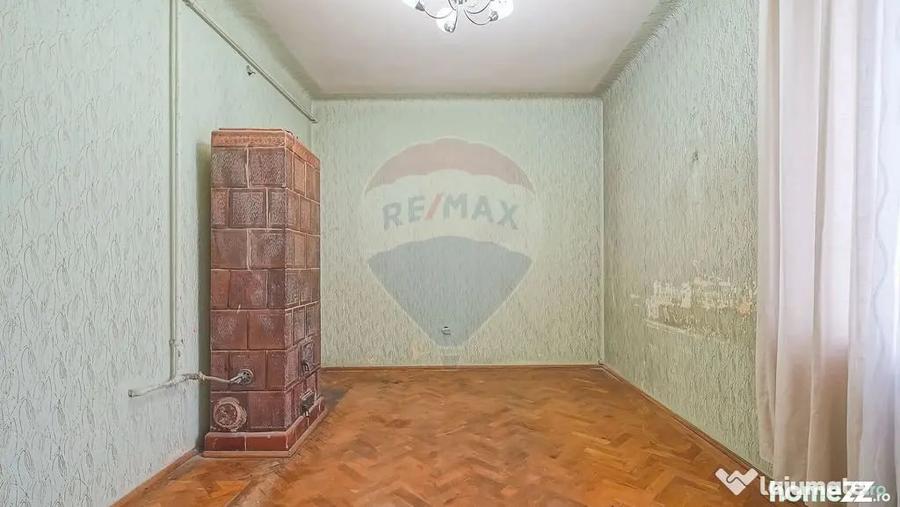 Apartament cu 7 camere decomandat în Dealul Cetății