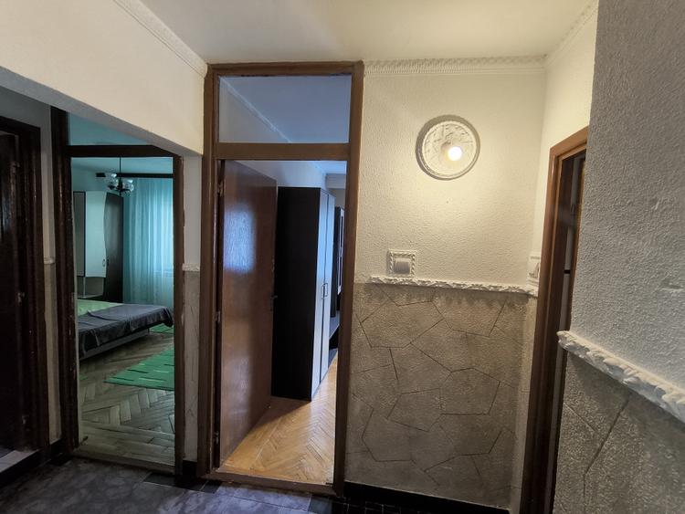Apartament cu 3 camere decomandat, mobilat în