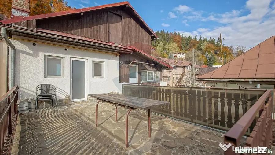 Casă cu 8 camere cu Teren 485 Mp în Central